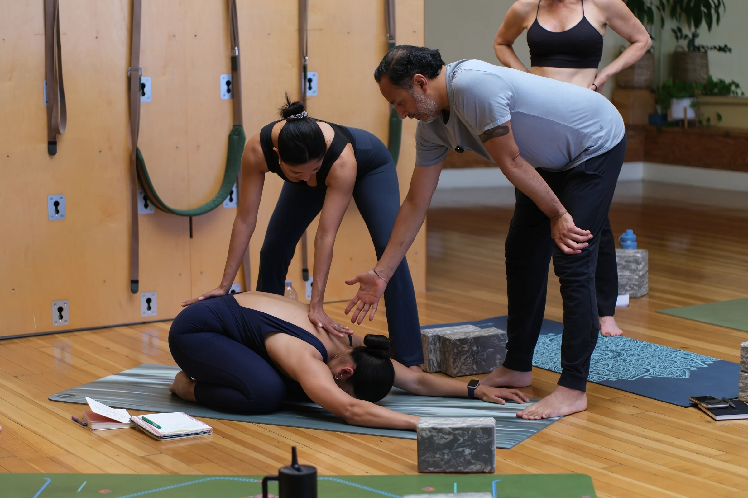 Jano Galindo guides a trainee during hands-on teaching practice.